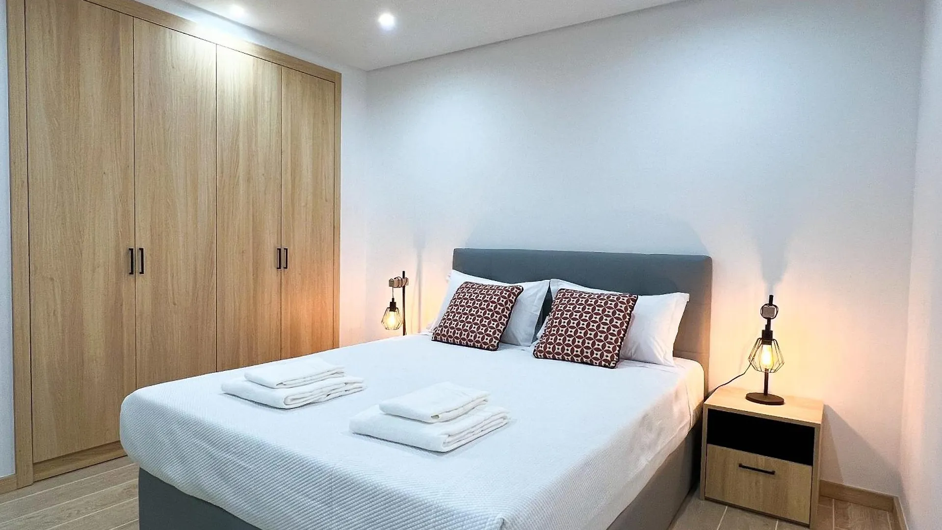 Apartment Modern Retreat 700M From The Beach - Salgados Guia