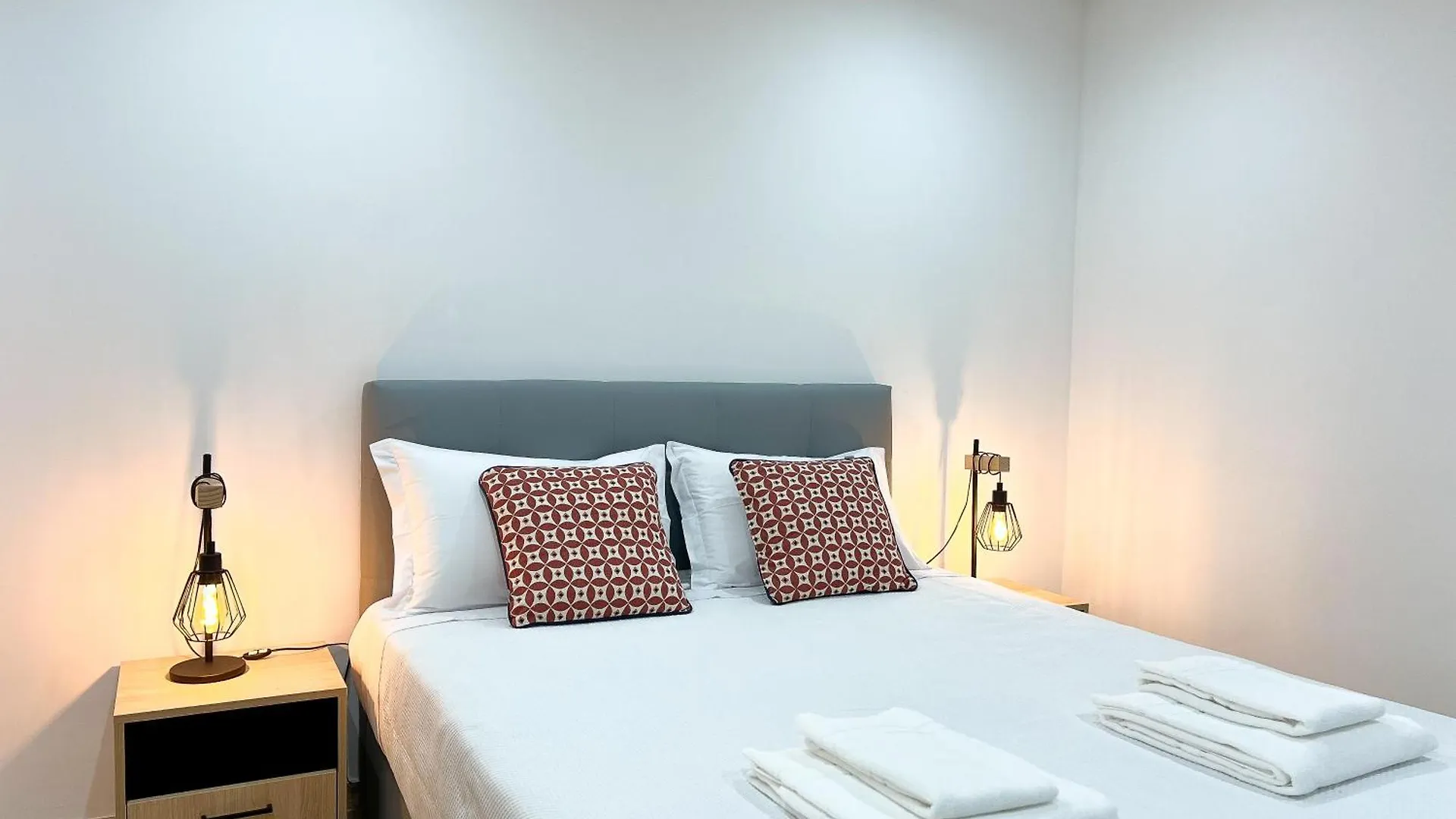 Apartment Modern Retreat 700M From The Beach - Salgados Guia
