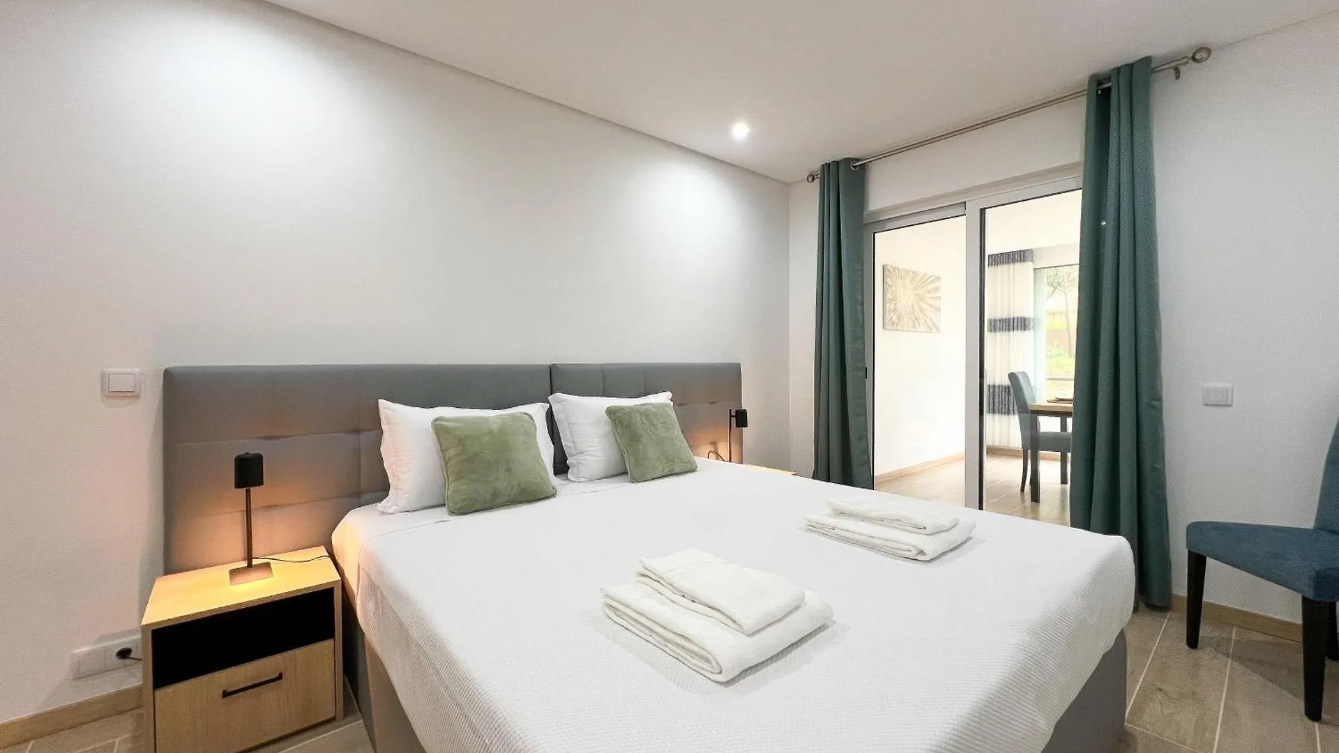 Modern Retreat 700M From The Beach - Salgados Guia  Apartment